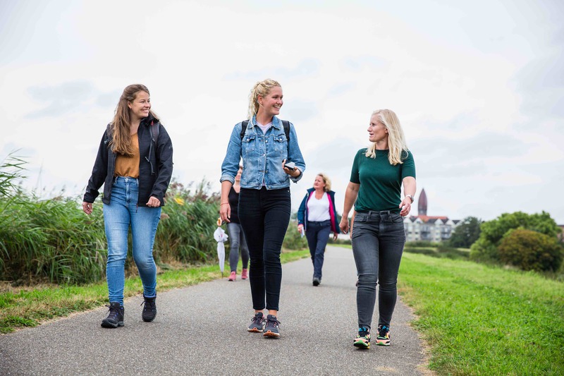 Etappe 13 wandelen over de dijk // lr_in_gesprek_op_het_nh-pad_met_ilse_zaal_kopie.jpg (132 K)