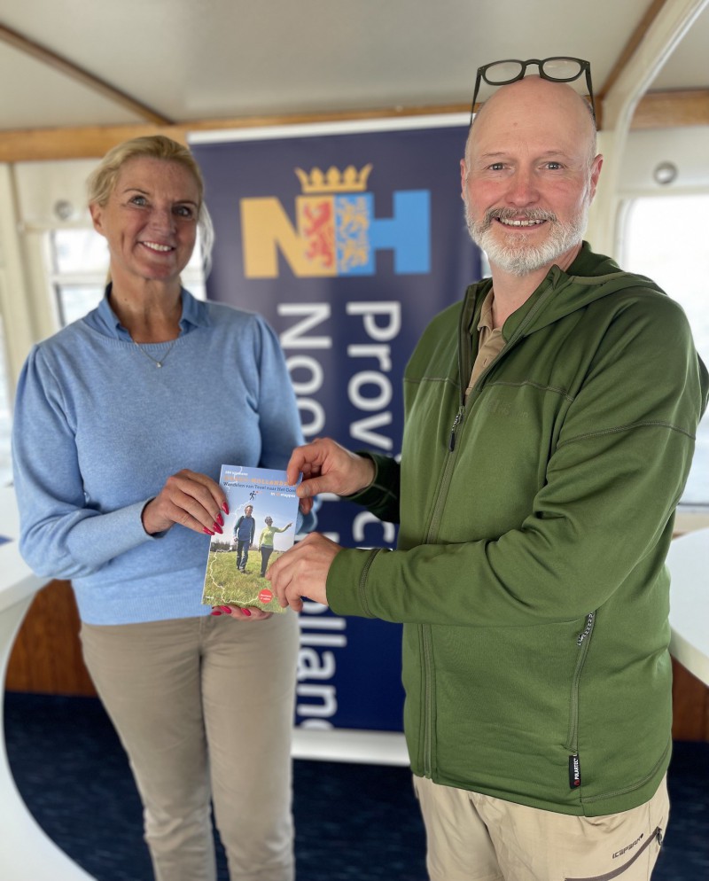 Overhandiging wandelgids NH-pad