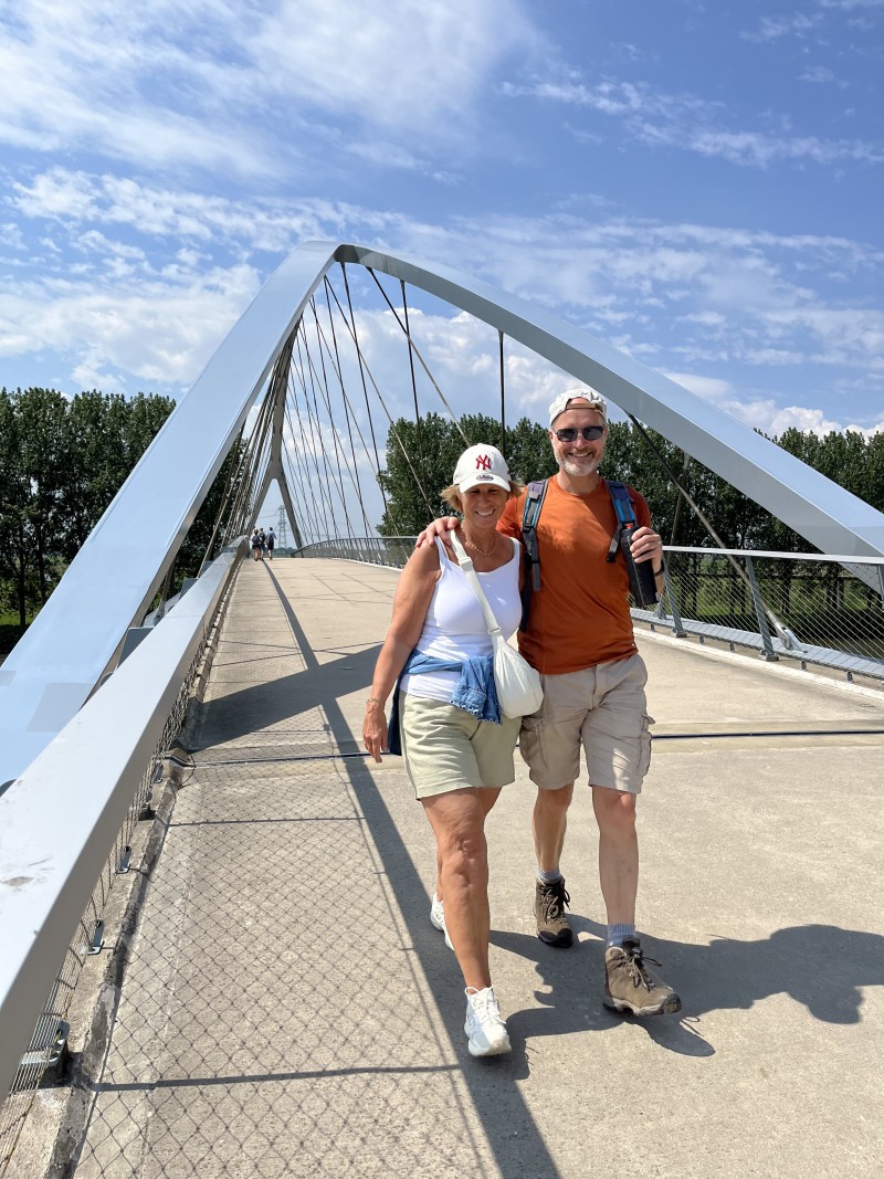 Etappe 15 wandelaars op de Liniebrug