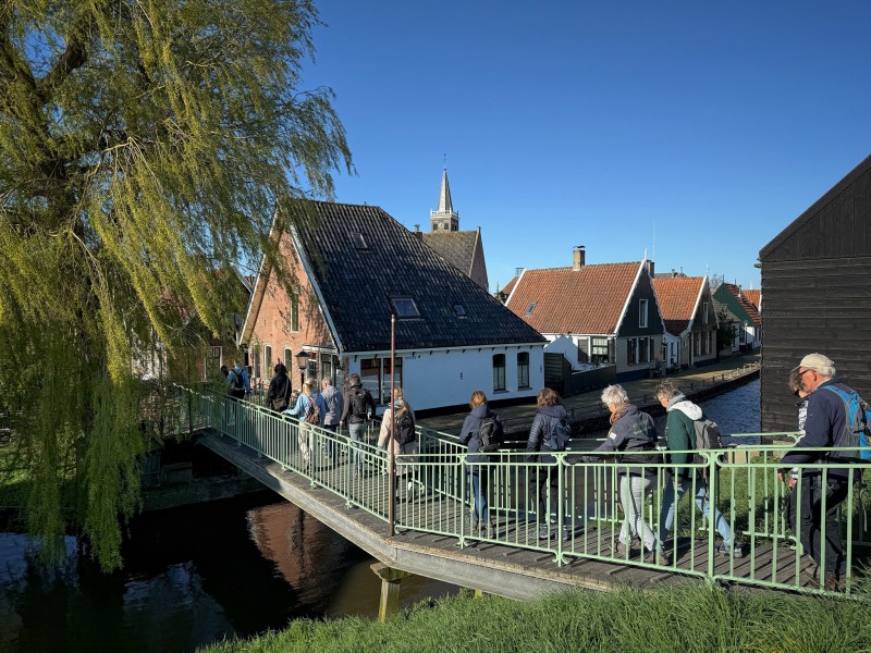 Seizoenwandeling 2025 wandelaars op de brug