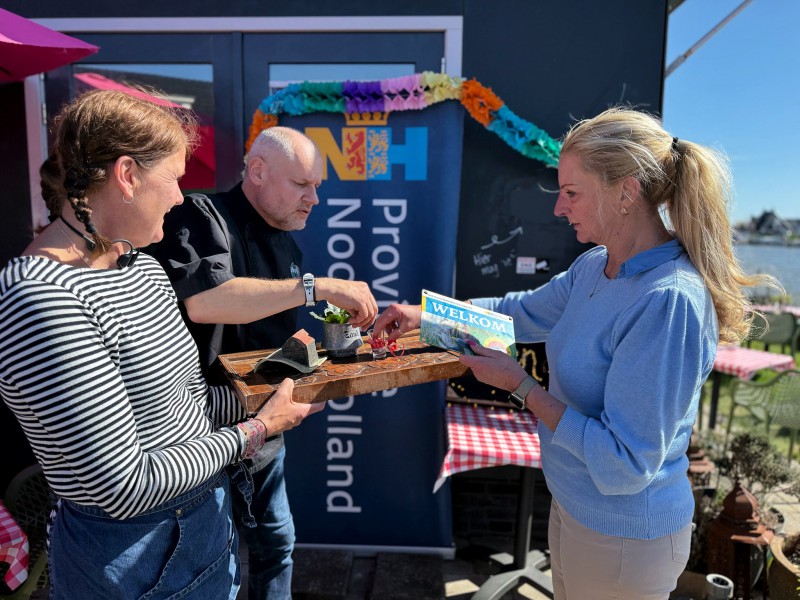 Overhandiging welkom bordje Eilanderij