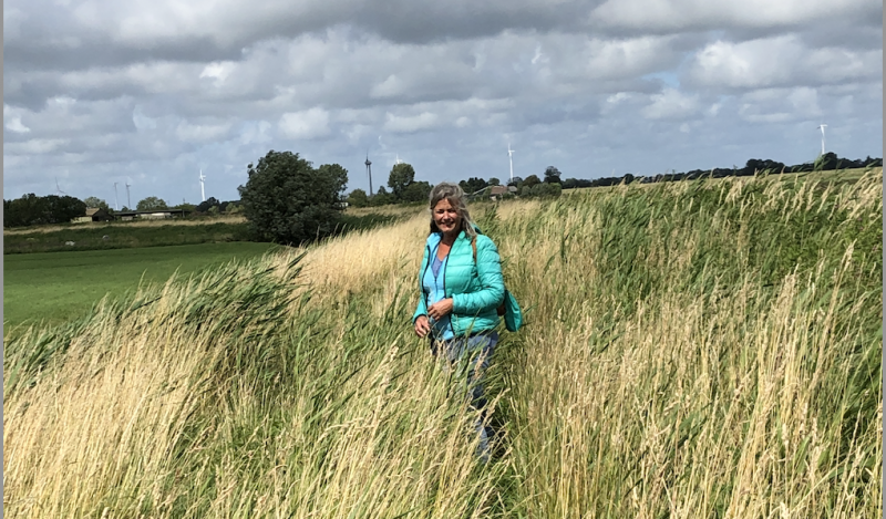 Marinka in het hoge gras